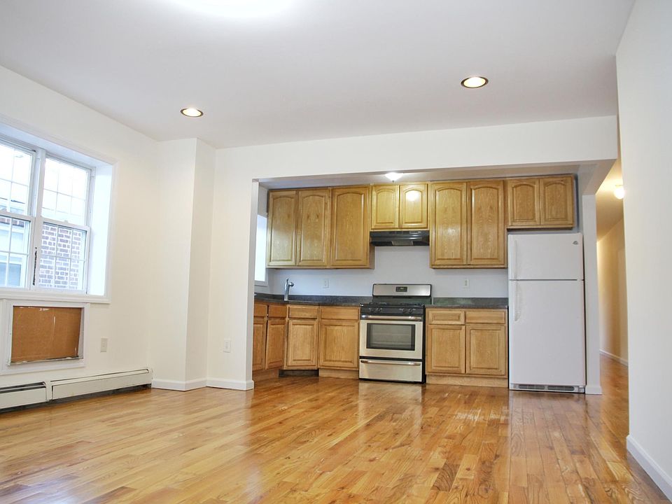 2nd image of 780 Waring Ave #222