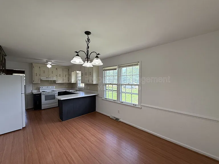 1804 Sherwood Dr — Photo 5