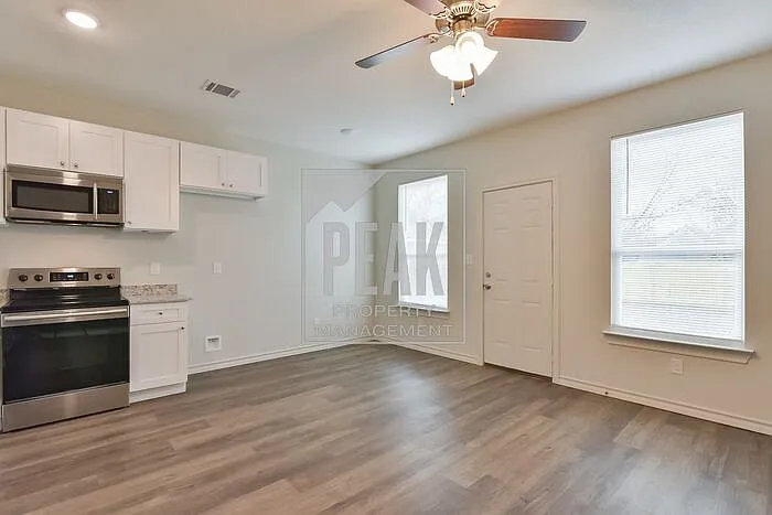 1806 Bessie St — Photo 6