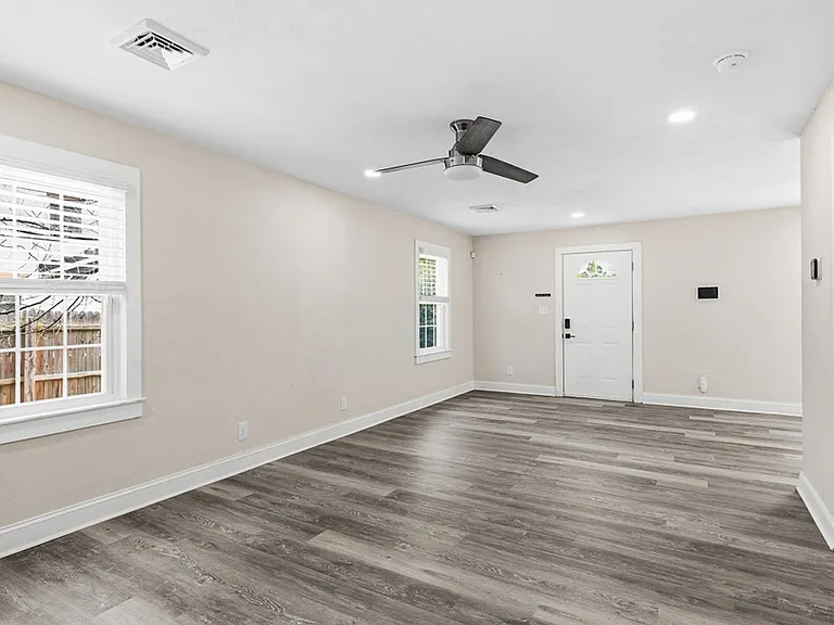 408 E Little Creek Rd — Photo 5