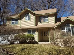 780 Woodhill Dr, Chanhassen, MN 55317