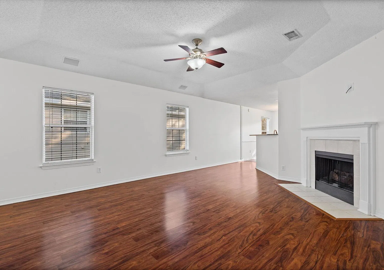 Three Bedroom in West Mobile — Photo 3