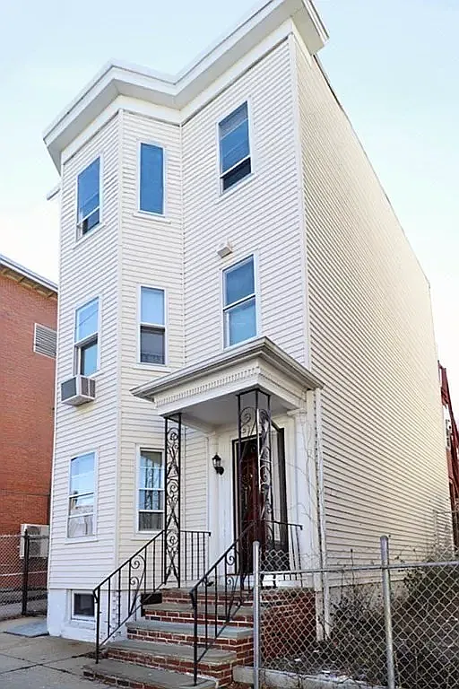 3 bed, 900 sqft, $2,900 — Photo 2