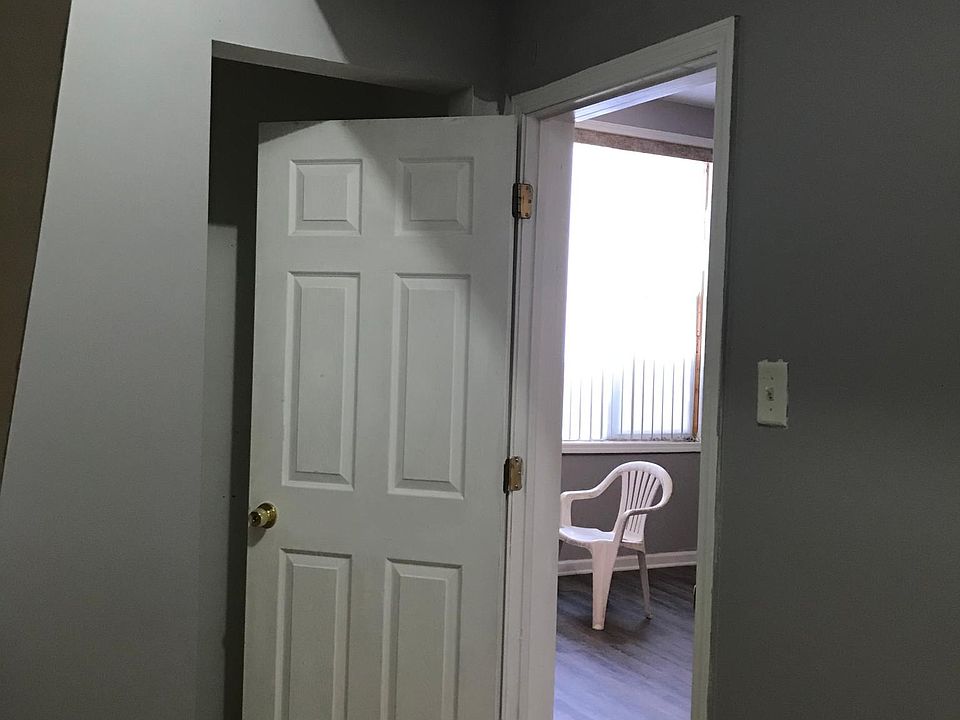 1st image of 1654 N Artesian Ave #2