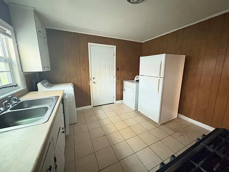 1053 Lubel Ave — Photo 2