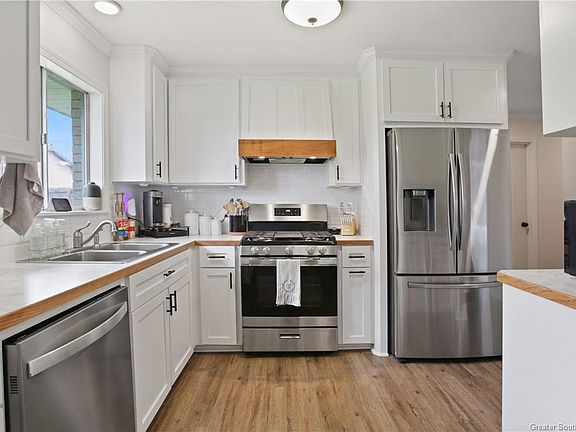 4th image of 2621 Roxton St