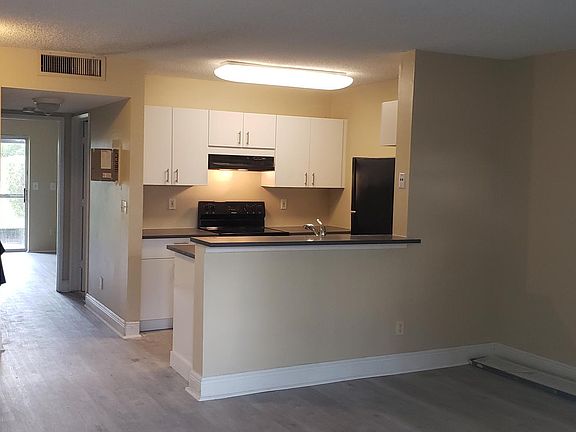 4th image of 1408 Meadows Cir W Building 14