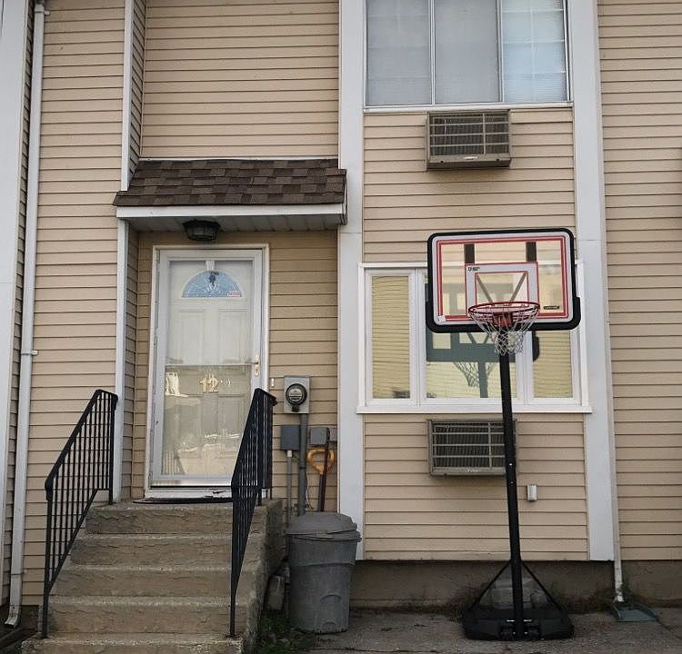 1st image of 12 Northport Ln