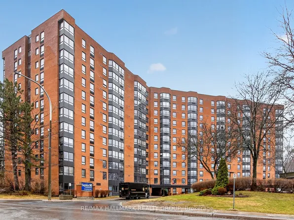 80 Sandcastle Dr #305, Ottawa, ON K2H 9E7