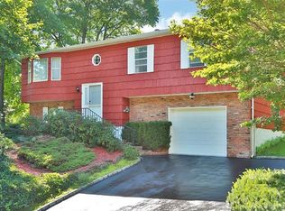 5 Douglas Dr, Pleasantville, NY 10570