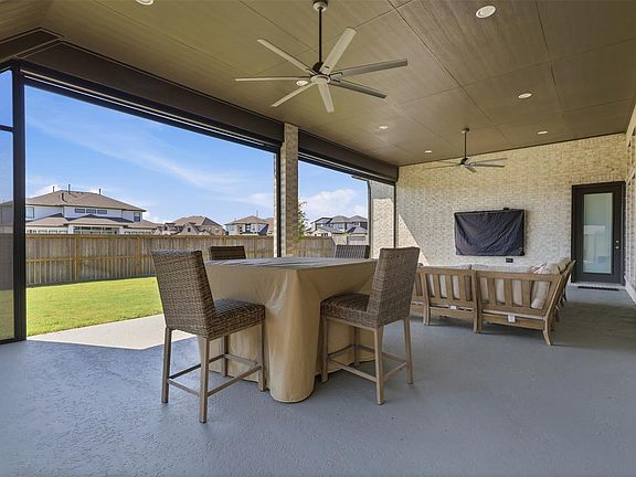 3rd image of 8922 Sierra Nevada Dr