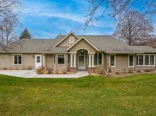 911 Towne Cir, Stillwater, MN 55082