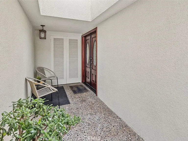 2206 Canyon Rd — Photo 2