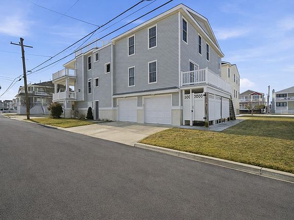 4th image of 205 32nd St APT 1
