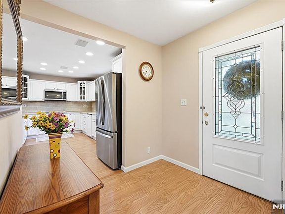 5th image of 30 Lincoln Ave