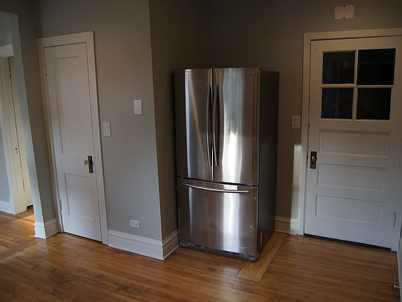 3rd image of 2251 W Montrose Ave #2
