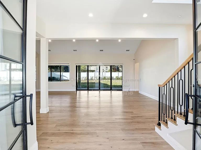 705 Largovista Dr — Photo 8