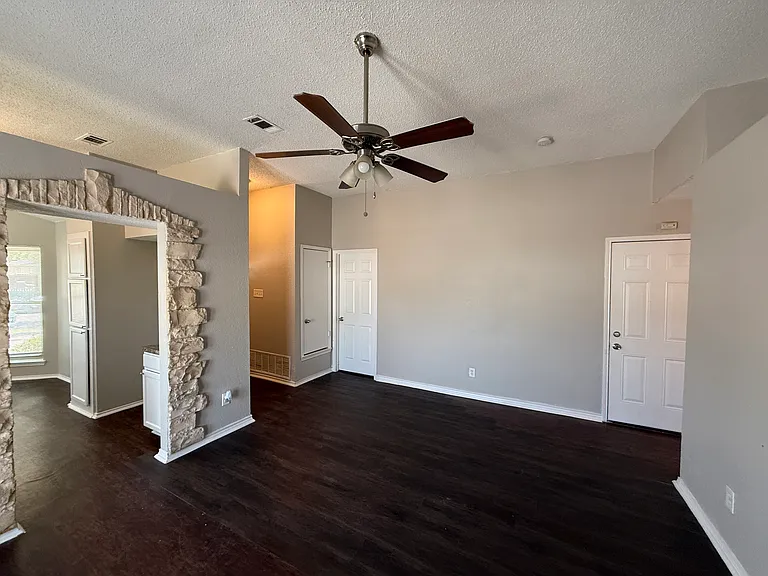 10206 Shayna Dr — Photo 4