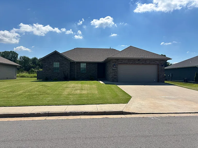 1521 Brewster Ln — Photo 2