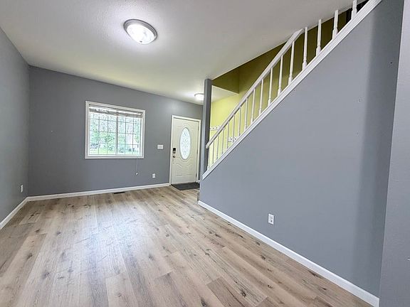 3rd image of 500 E 4th St