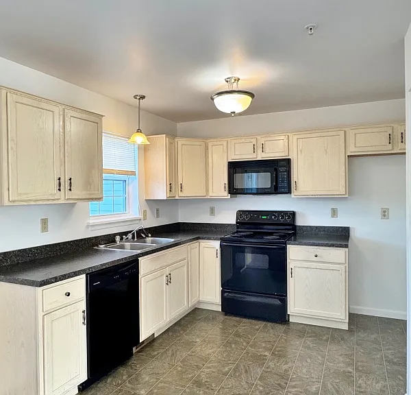 655 Fisher Dr — Photo 2