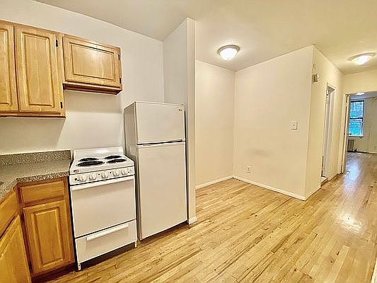 4th image of 310 E 6th St APT 1