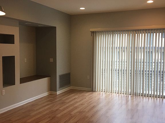 3rd image of 302 Stadium Dr APT 103