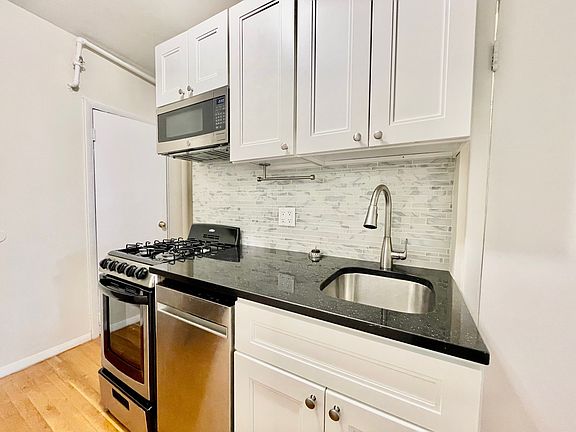 2nd image of 425 W 45th St APT 4RE