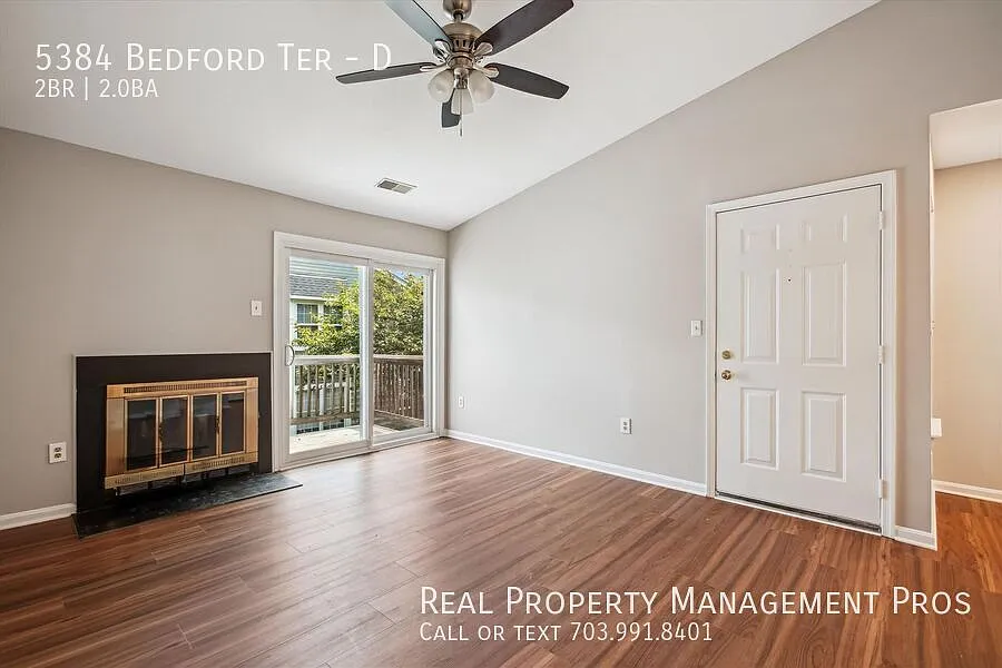Bright, Top Floor Unit 2 bed 2 bath Renovated & Move-In Ready! — Photo 3
