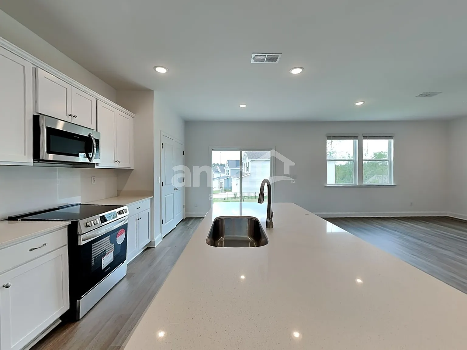 4 bed, 2.5 bath, 1977 sqft, $2,550 — Photo 3