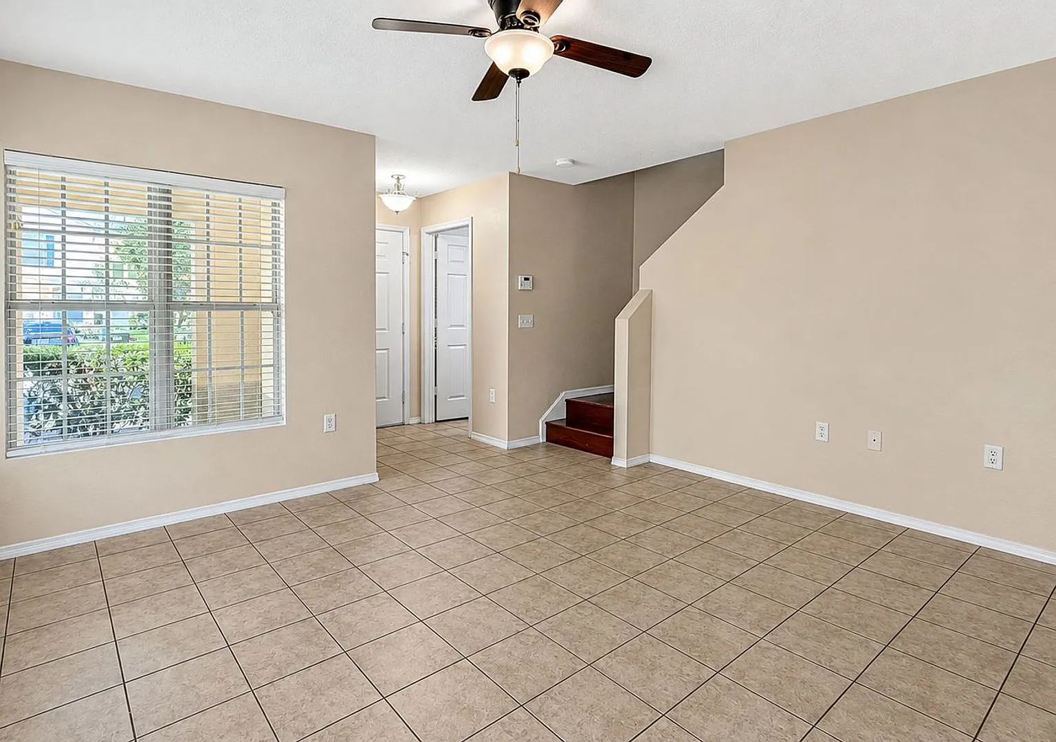 Spacious 3-Bedroom Townhome in Gated Compass Bay — Photo 3