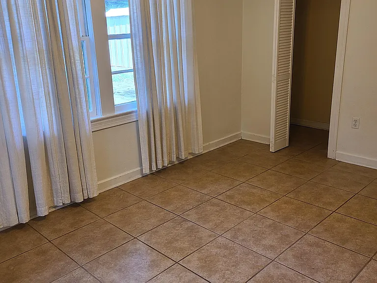 Back bedroom showing closet