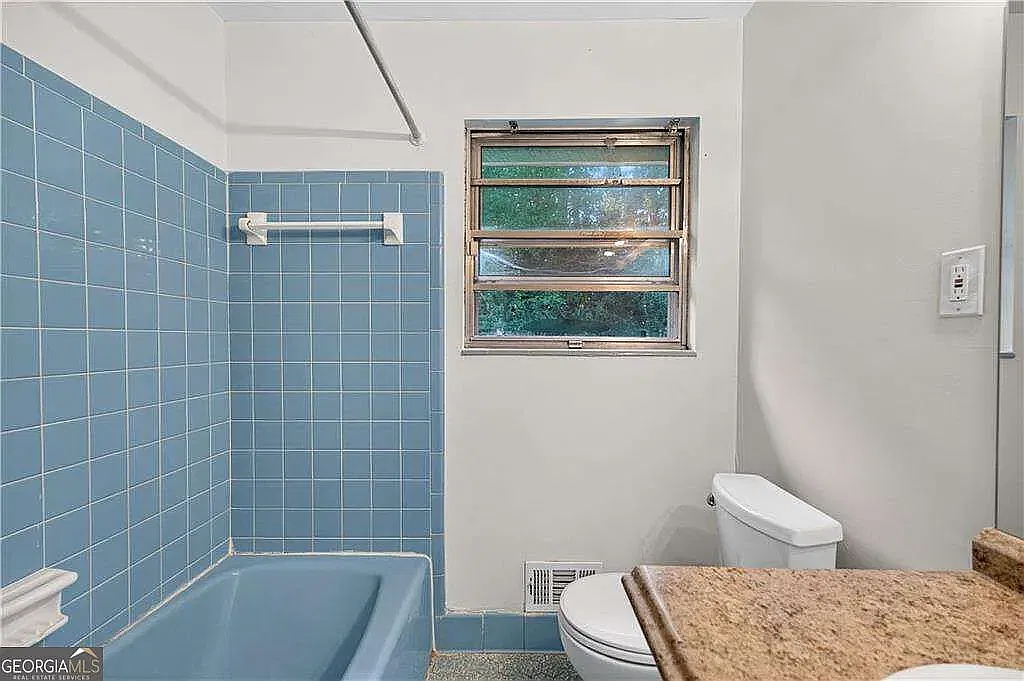 3 bed, 1.5 bath, 1226 sqft, $2,300 — Photo 2