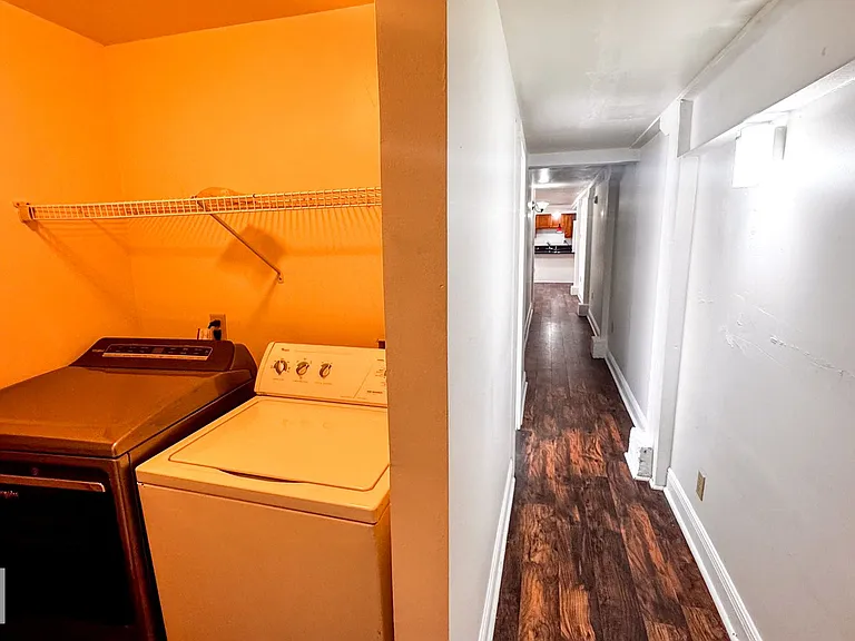 Spacious 3bd/3ba on Broadway! — Photo 6