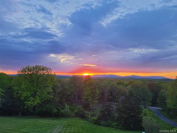 3rd image of 74 Willow Brook Ridge