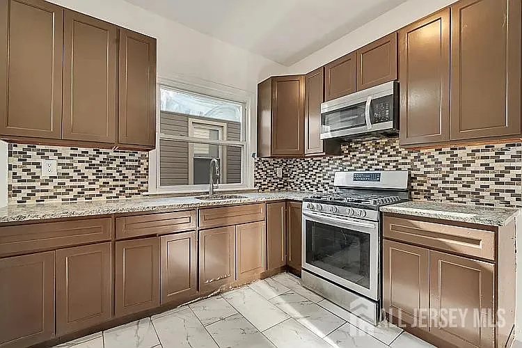 110 N 17th St — Photo 7