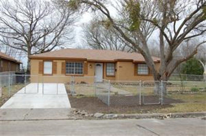 1st image of 4215 Holloway Dr