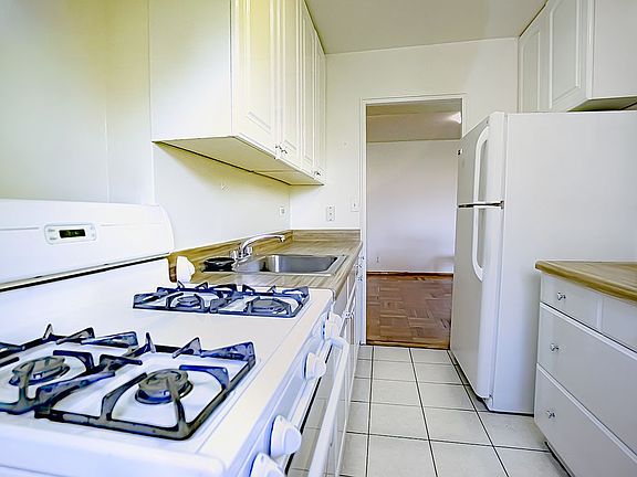 2nd image of 33-34 Crescent St #9B
