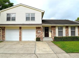 828 Oakwood Dr, Gretna, LA 70056