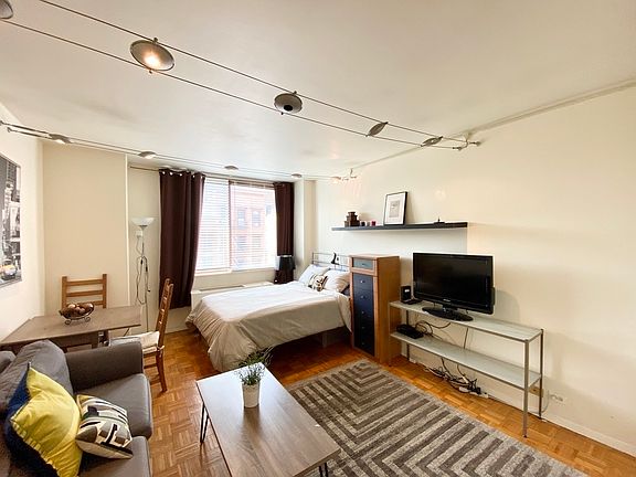 4th image of 393 W 49th St #4L1