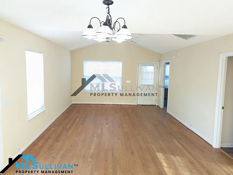 5015 Silhouette Dr — Photo 2