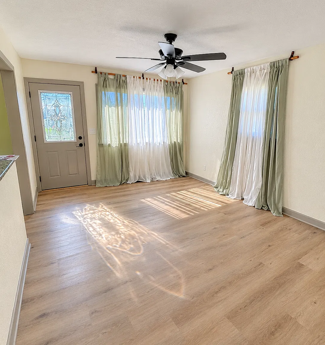 3 bed, 925 sqft, $1,700 — Photo 3