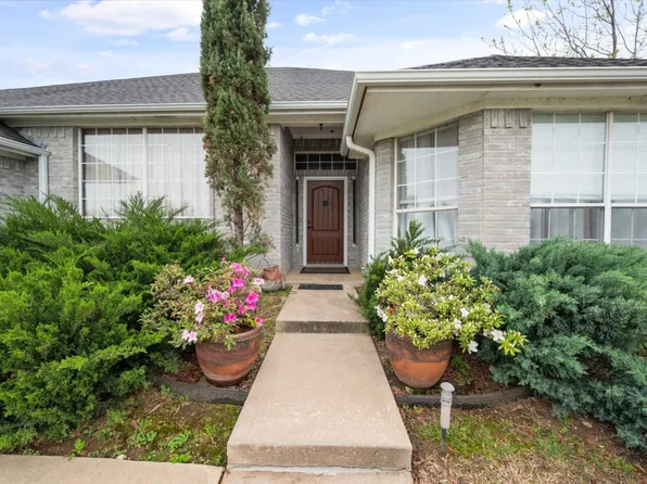 27 York Dr, Edgecliff Village, TX 76134