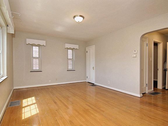 3rd image of 742 E Ross Ave
