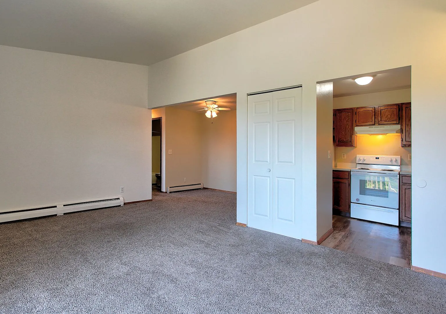 2 Bed 1 Bath - Top Floor - Carport — Photo 4