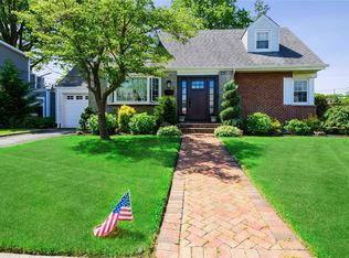 32 Gateway, Rockville Centre, NY 11570
