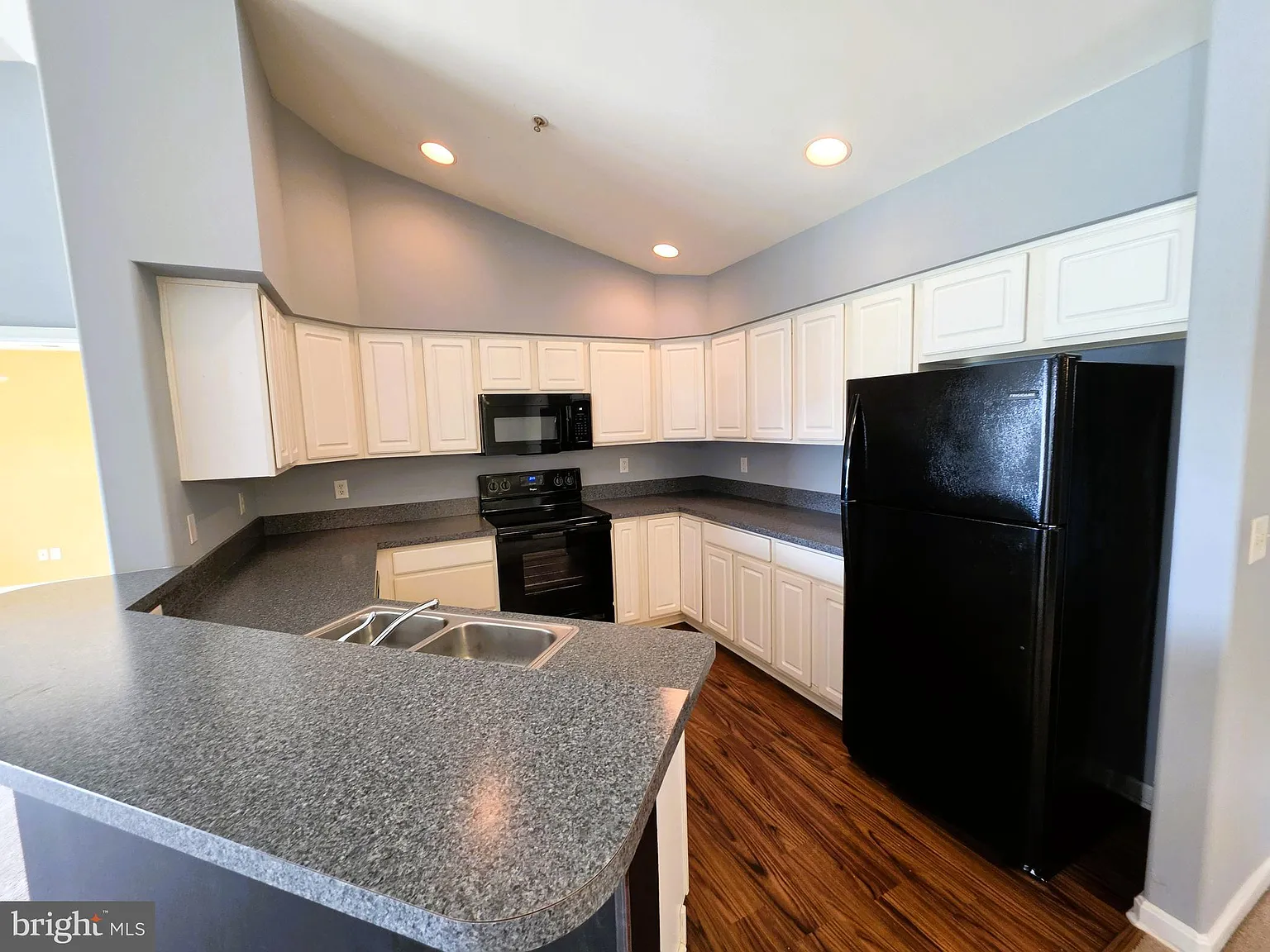 3 bed, 2.0 bath, 1319 sqft, $1,800 — Photo 3