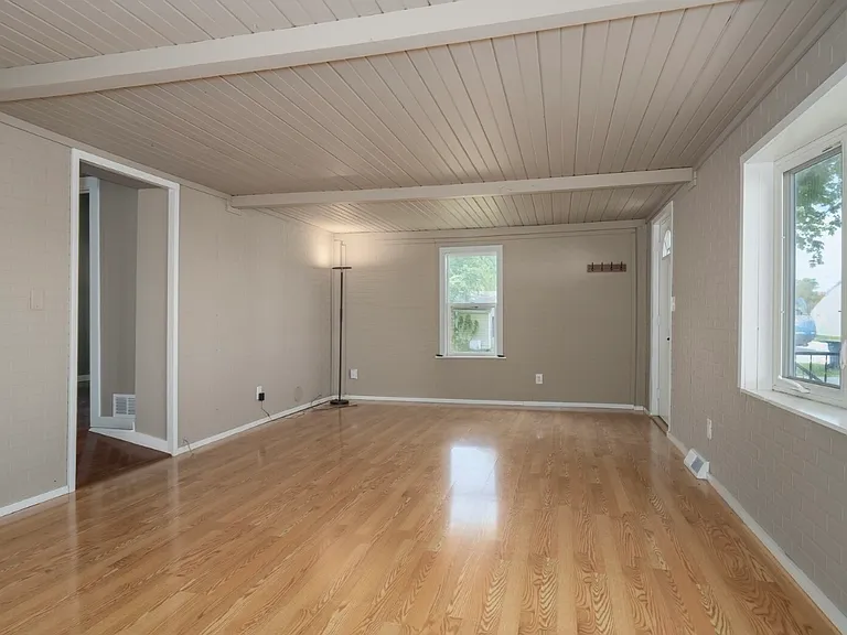 411 E North St — Photo 9