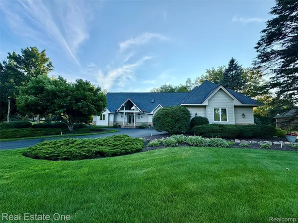 716 Bristol Ln, Clarkston, MI 48348
