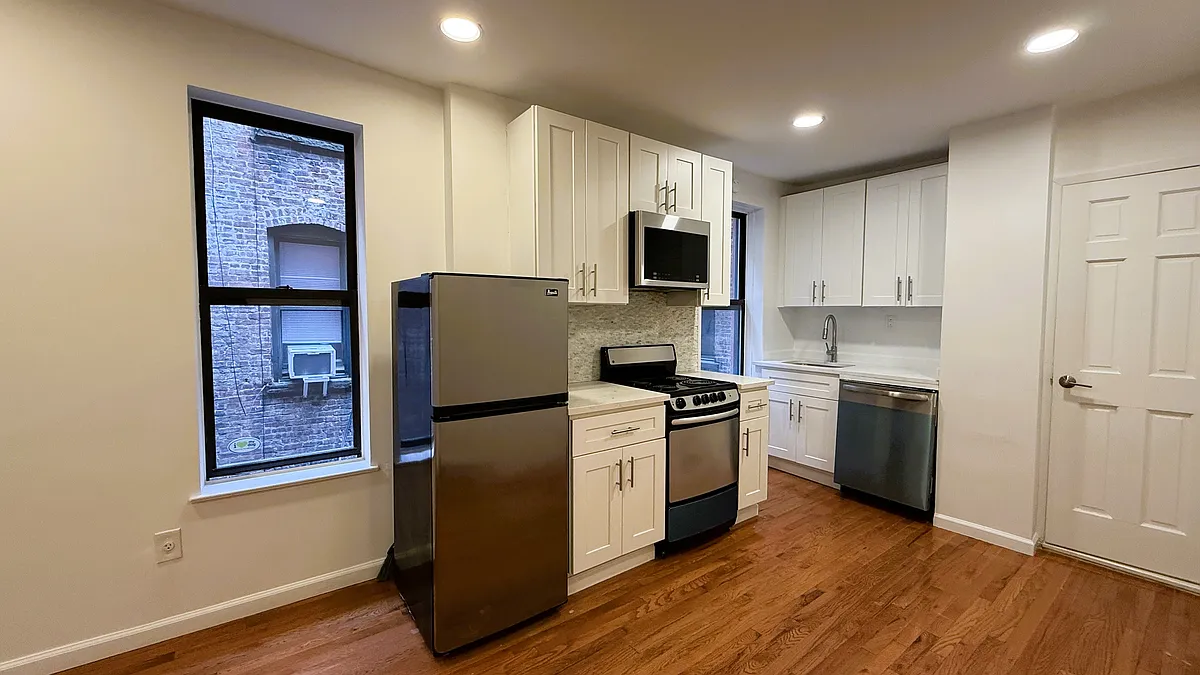 Building Photo - 1274 1st Ave #16